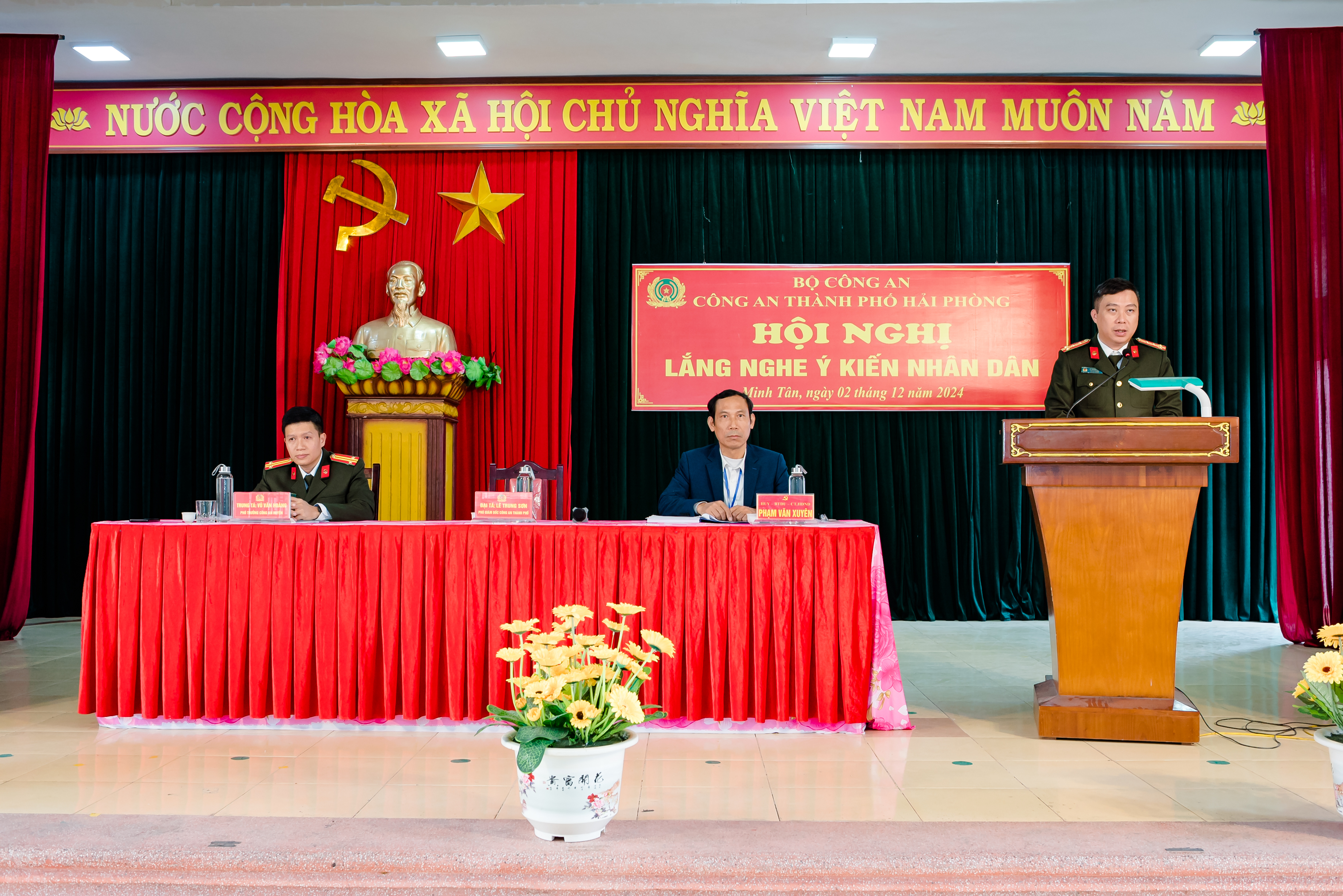 Đại tá Lê Trung Sơn - Phó Giám đốc CATP lắng nghe phản ánh của Nhân dân xã Minh Tân (Kiến Thuỵ)